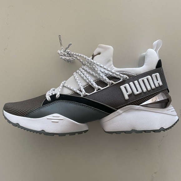 Puma Women’s running sneakers, gray/white/silver Size 9.5, brand new never worn - Picture 2 of 6